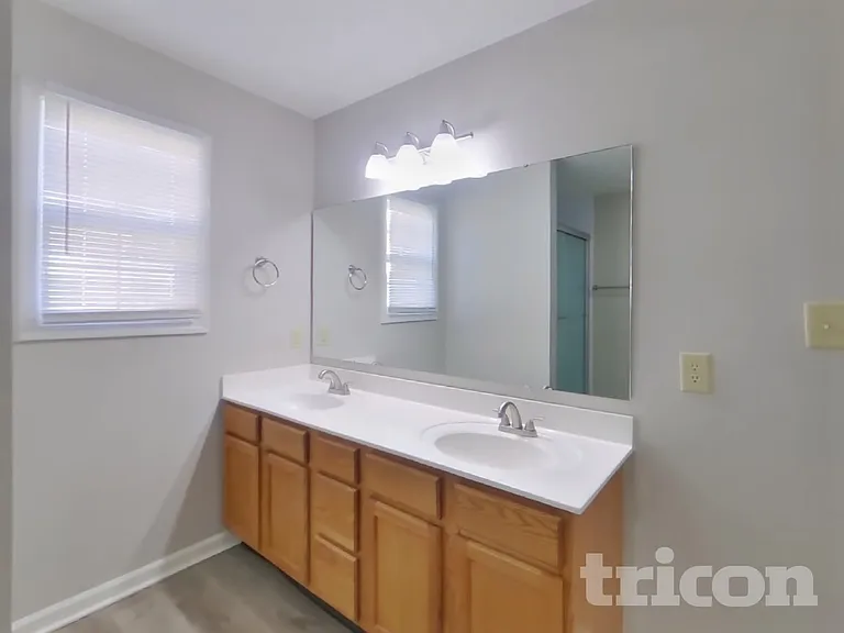 910 S Shore Ct — Photo 8