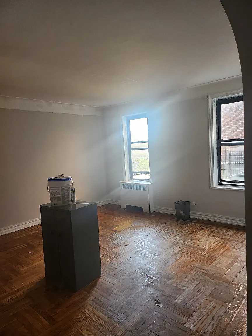 4915 Broadway — Photo 1