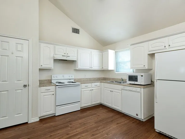 108 Live Oak Cir — Photo 4
