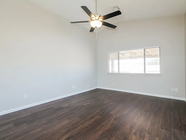 4503 N 88th Ave — Photo 3