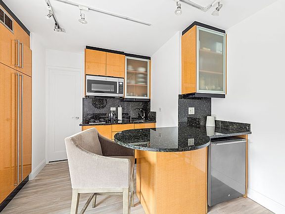 4th image of 233 E 69th St APT 10F
