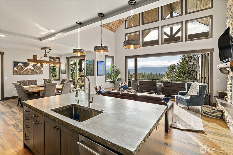 5th image of 570 Paintbrush Lane