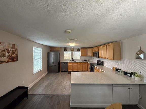 4th image of 2925 Janet Dr