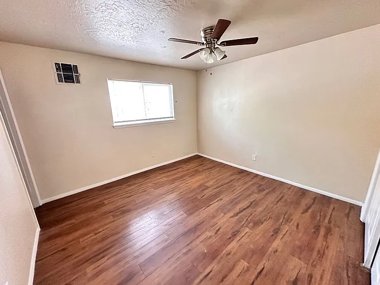 501 Texas Street NE — Photo 9