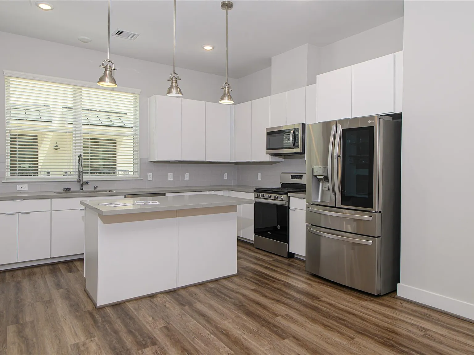 3 bed, 3.5 bath, 2120 sqft, $2,950 — Photo 3
