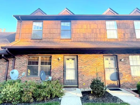 16 Quail Run Dr, Monroe Township, NJ 08831