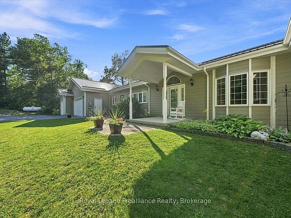 2nd image of 256 Peninsula Rd
