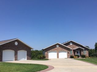16485 Cameron Cir, Wamego, KS 66547