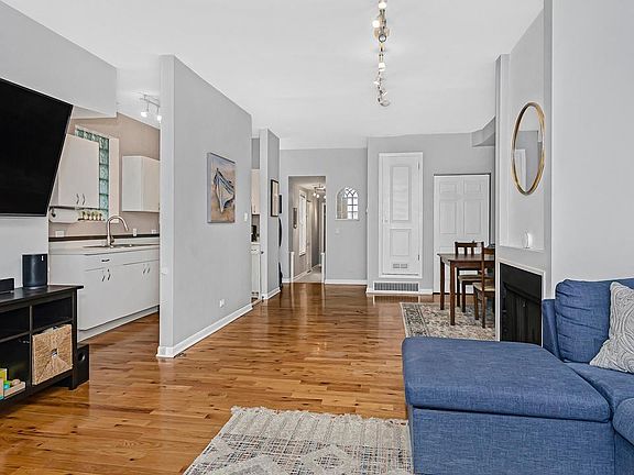 5th image of 942 N Honore St #1