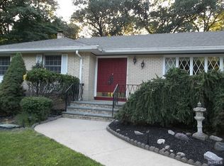 753 Riven Wood Rd, Franklin Lakes, NJ 07417