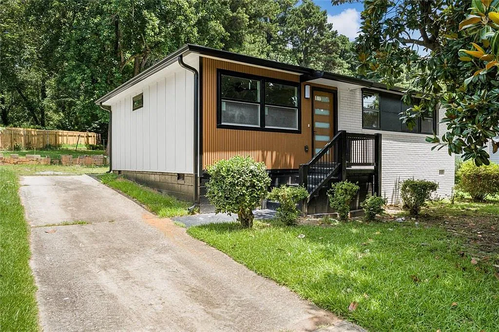 3 bed, 2.0 bath, 1008 sqft, $2,700 — Photo 2