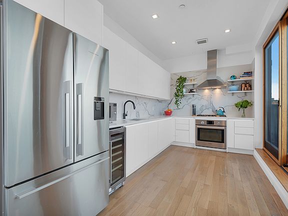 4th image of 267 Evergreen Ave Unit Penthouse