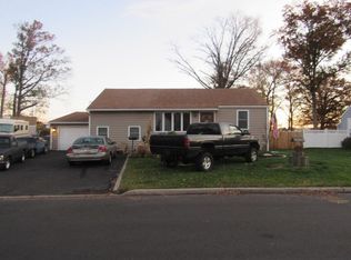 105 Green Lynne Dr, Levittown, PA 19057