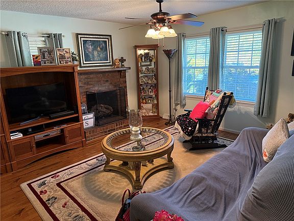 5th image of 104 Laurel Ln