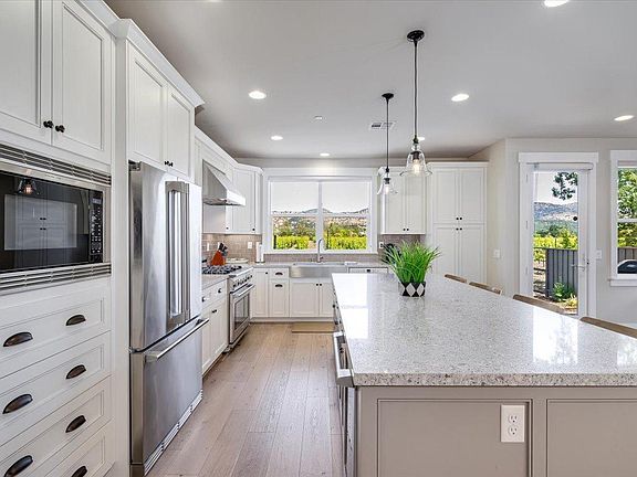 4th image of 20 Stags View Ln
