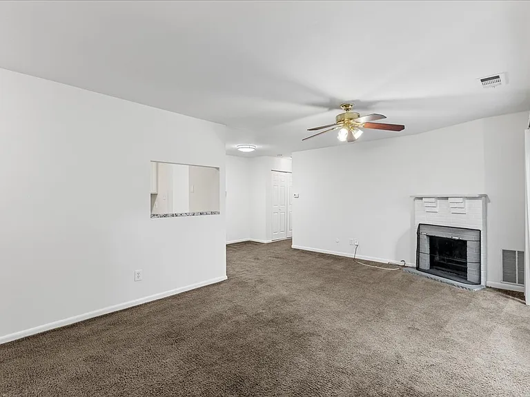 703 Camelback Ct — Photo 4