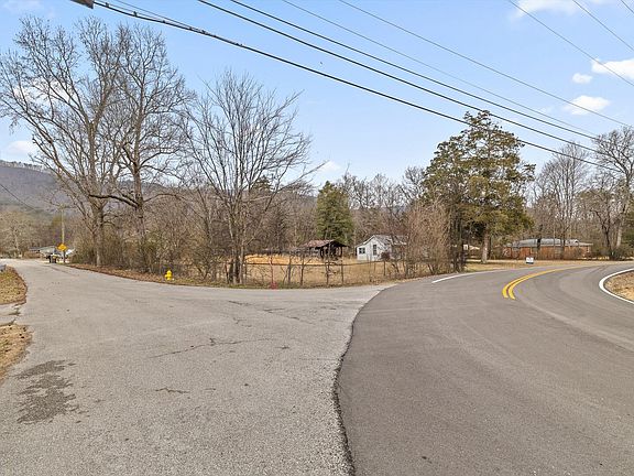 4th image of 704 Ray Ln