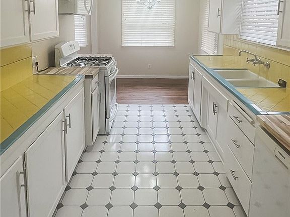 3rd image of 809 N Maria Ave
