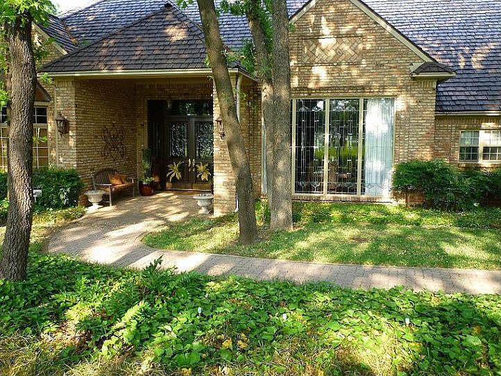 1st image of 415 Highland Oaks Cir