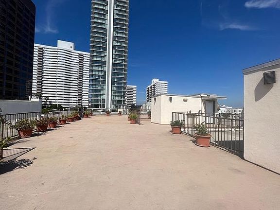 3rd image of 1235 Granville Ave #Penthouse 5
