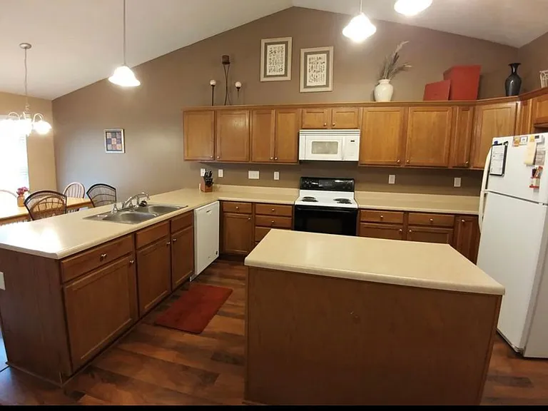 3650 Ellison Dr — Photo 2