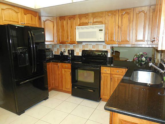 Spacious Kitchen with Separate Breakfast