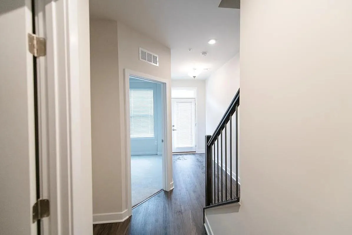 3 bed, 3.5 bath, 1952 sqft, $2,950 — Photo 2