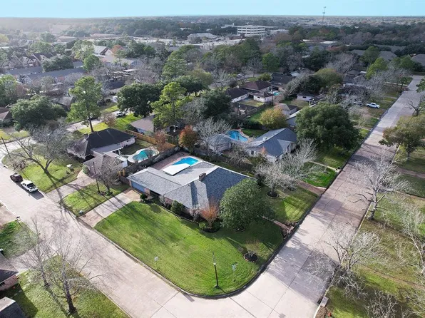 714 Quaker Drive, Friendswood, TX 77546