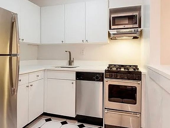 3rd image of 10 E 13th St APT 4C