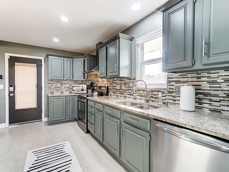 725 Latham Ct — Photo 24