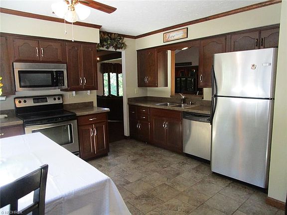 4th image of 2770 Queens Ct