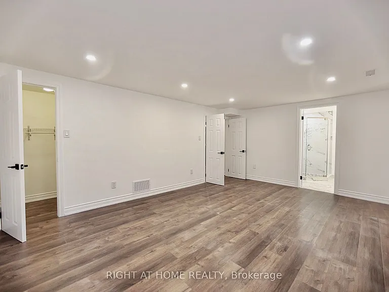 89 W Yonge Blvd NW — Photo 41