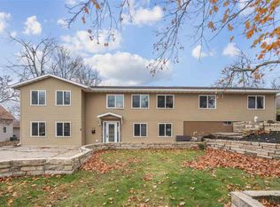 2944 Oakland Rd NE, Cedar Rapids, IA 52402