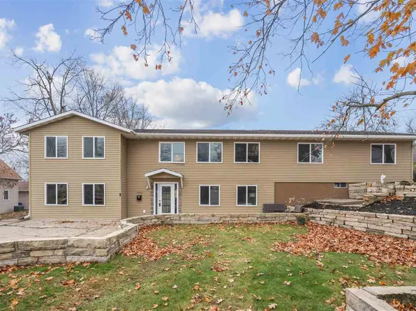 2944 Oakland Rd NE, Cedar Rapids, IA 52402