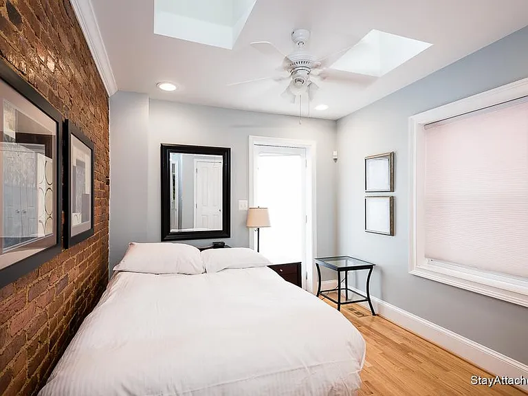 221 E St NE — Photo 16