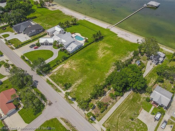 3rd image of 2291 Lakeview Dr