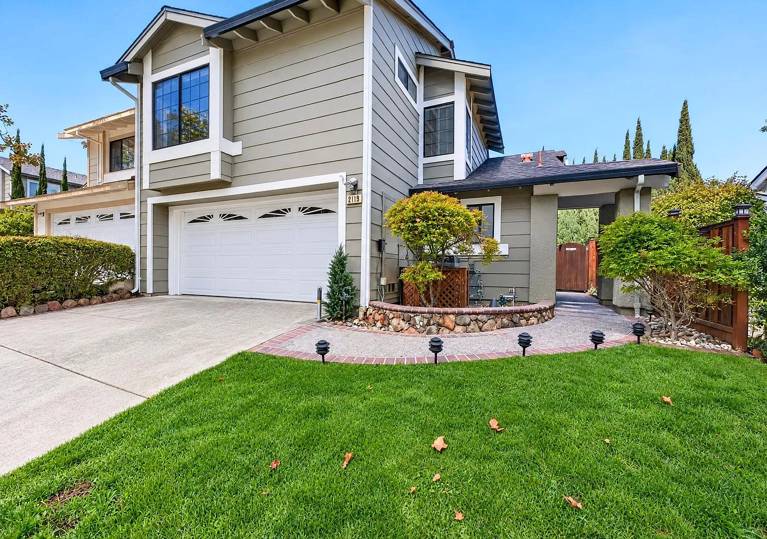 Beautiful Martinez Townhome | Vaulted Ceilings |Private Yard | 2-Car Garage — Photo 2
