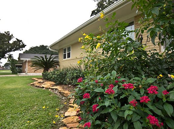 2nd image of 911 Mimosa Dr