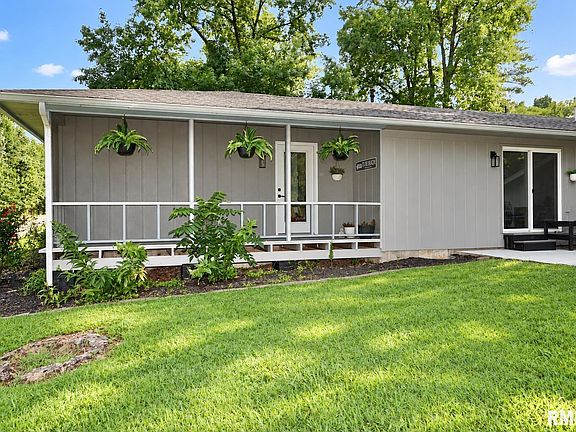 3rd image of 15 Pine Ln