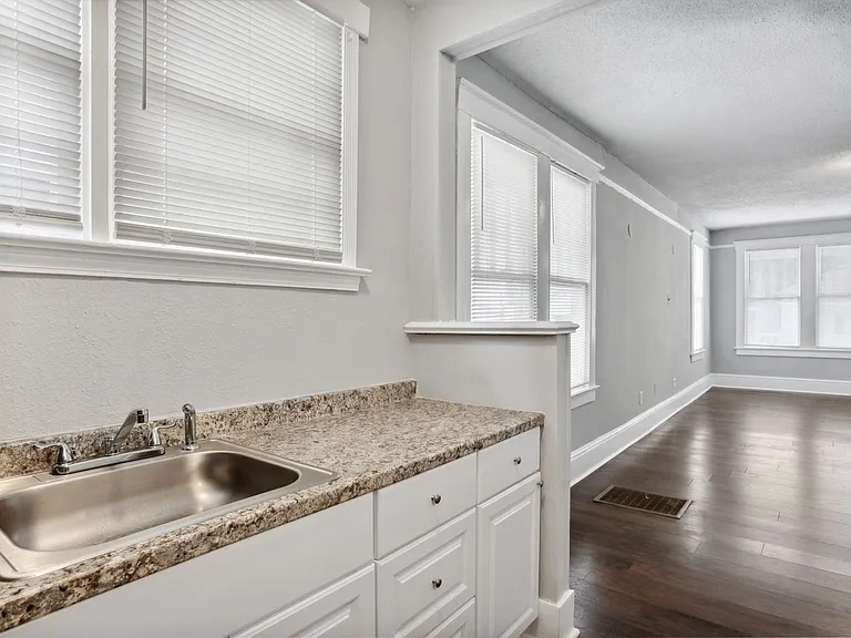 923 W Victory Dr — Photo 7