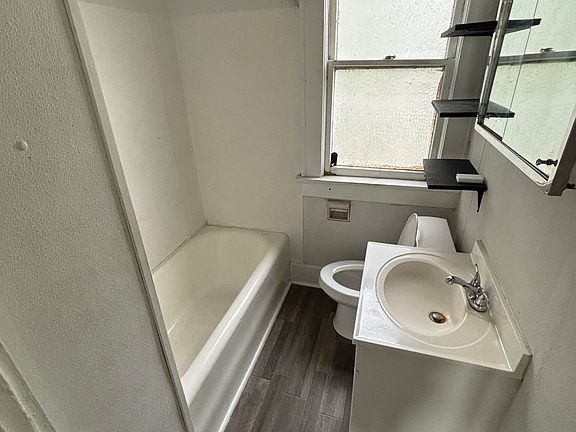 5th image of 1105 E Powell Ave #A