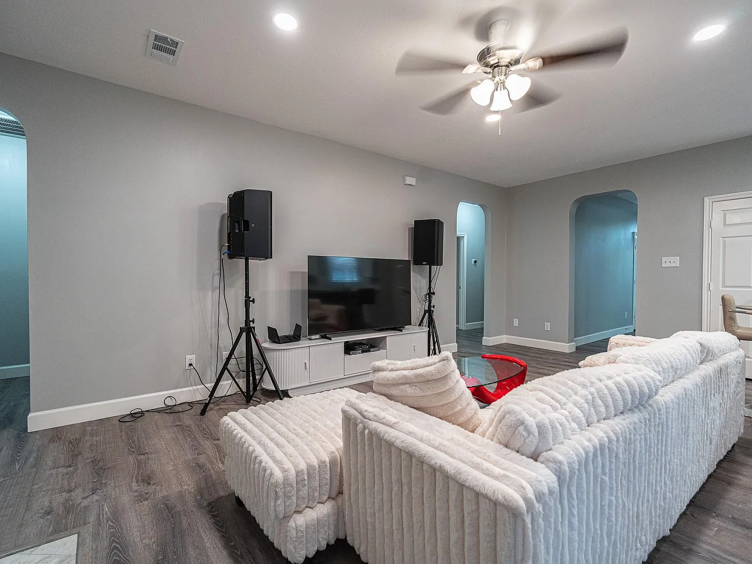 4 bed, 2.0 bath, 2303 sqft, $2,400 — Photo 3