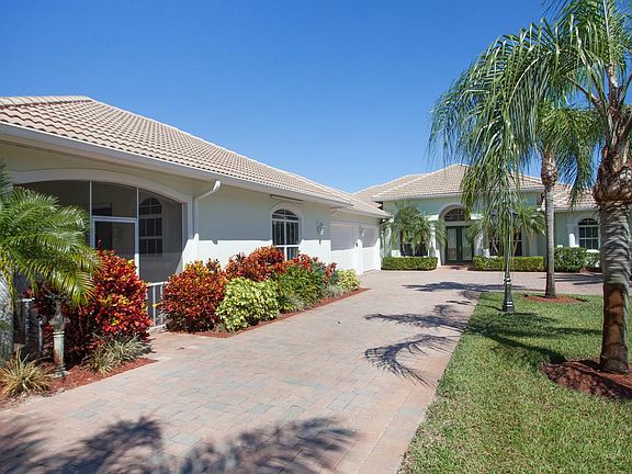 3rd image of 2921 SE Lookout Boulevard