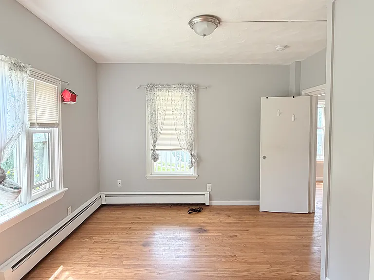 271 Glen St #1 — Photo 5