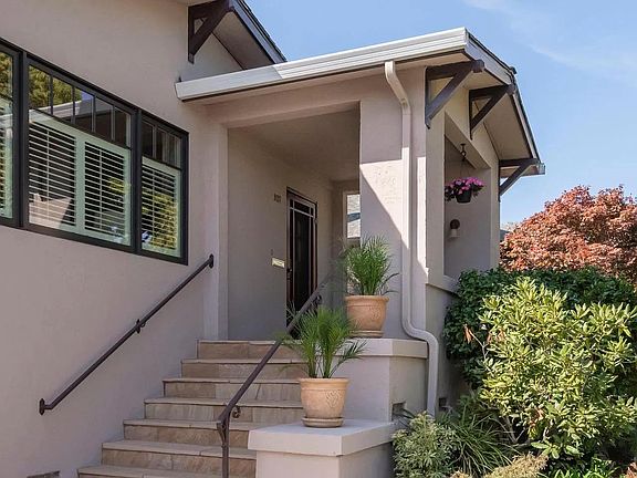 3rd image of 925 Capuchino Ave