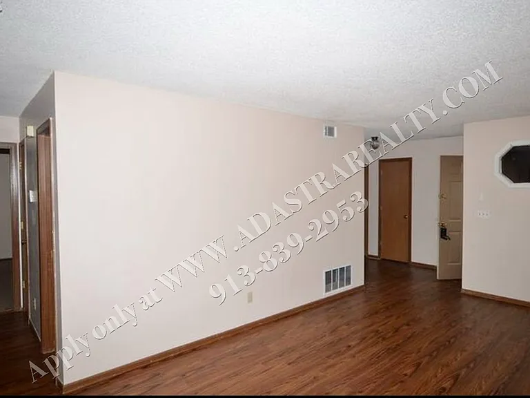 404 Sky Vue Dr, Raymore, MO 64083 — Photo 3