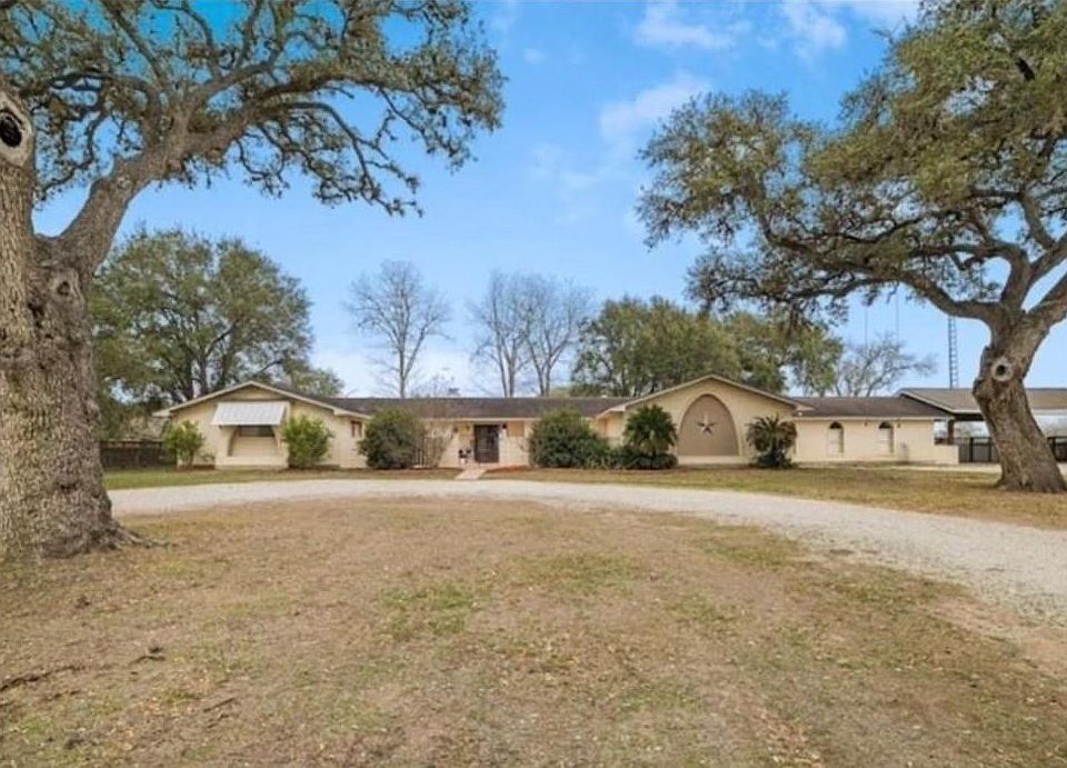 1st image of 404 Glen Oaks Ln