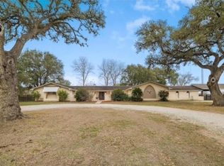 404 Glen Oaks Ln, Cuero, TX 77954