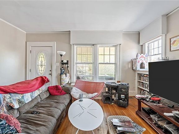3rd image of 409 Scott Ave