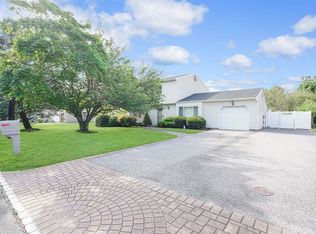 17 Malcolm St, Bellport, NY 11713